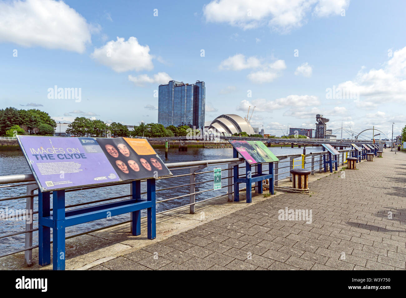 Informationstafeln über Pacific Quay am Science Center am Fluss Clyde in Glasgow Schottland Großbritannien mit Crowne Plaza Hotel im Hintergrund Stockfoto
