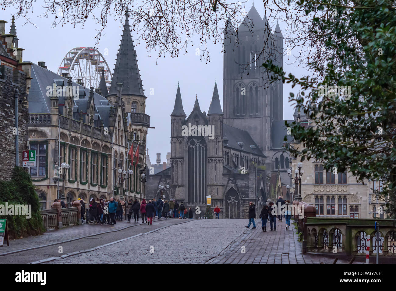 Das West End von St. Nicholas' Church (sint-niklaaskerk) und ein Teil der alten Postgebäude, von St Michaels Brücke im Nebel winter morn gesehen Stockfoto