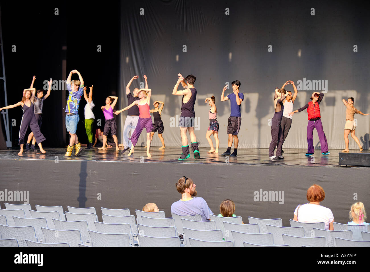 Ljubljana, Slowenien, 18. Juni 2019: Ballett Truppe Proben auf einer Freilichtbühne vor allem leere Sitze Stockfoto