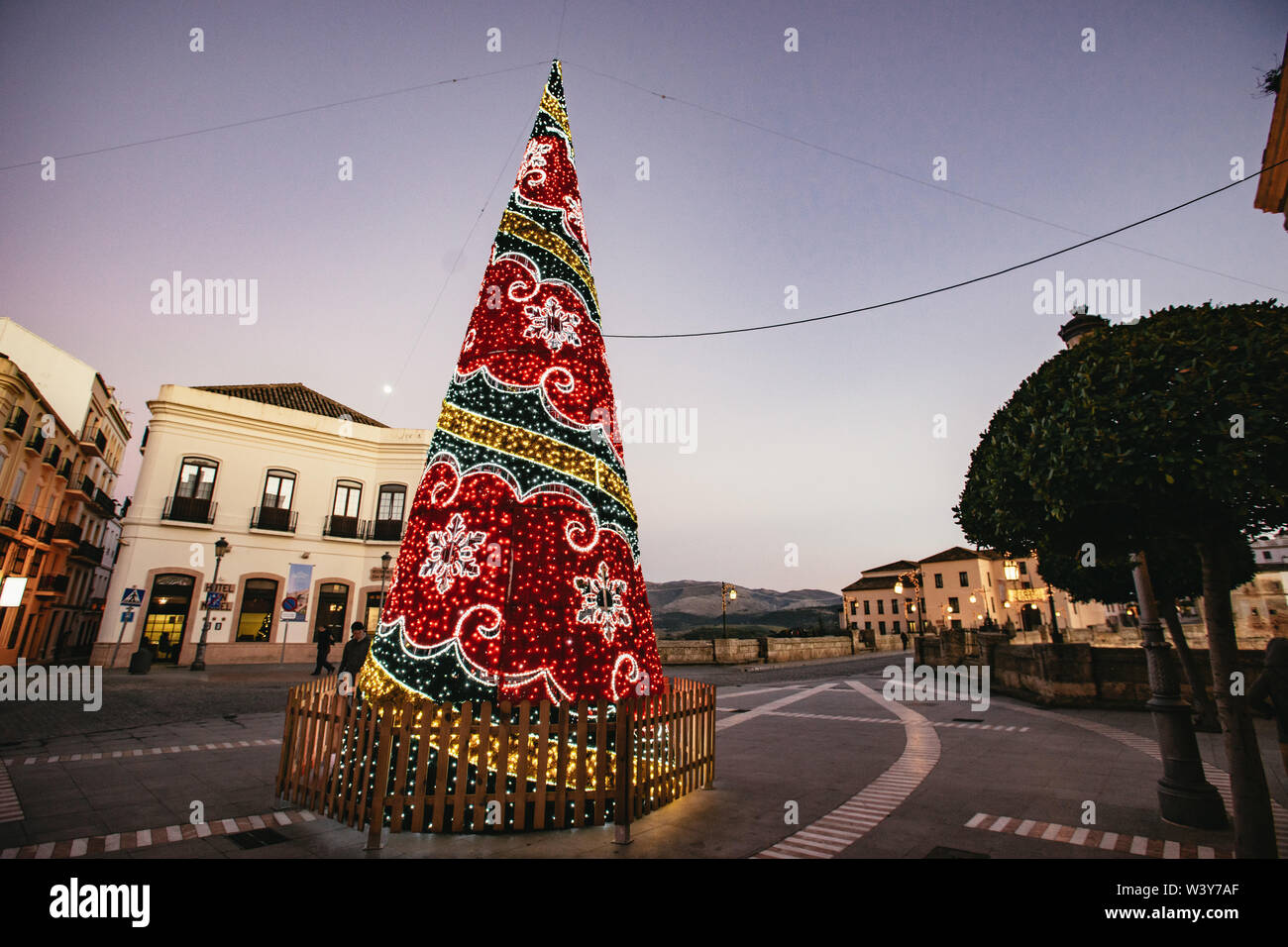 Bunte rote Weihnachtsbaum in einer Straße in Ronda Stockfoto