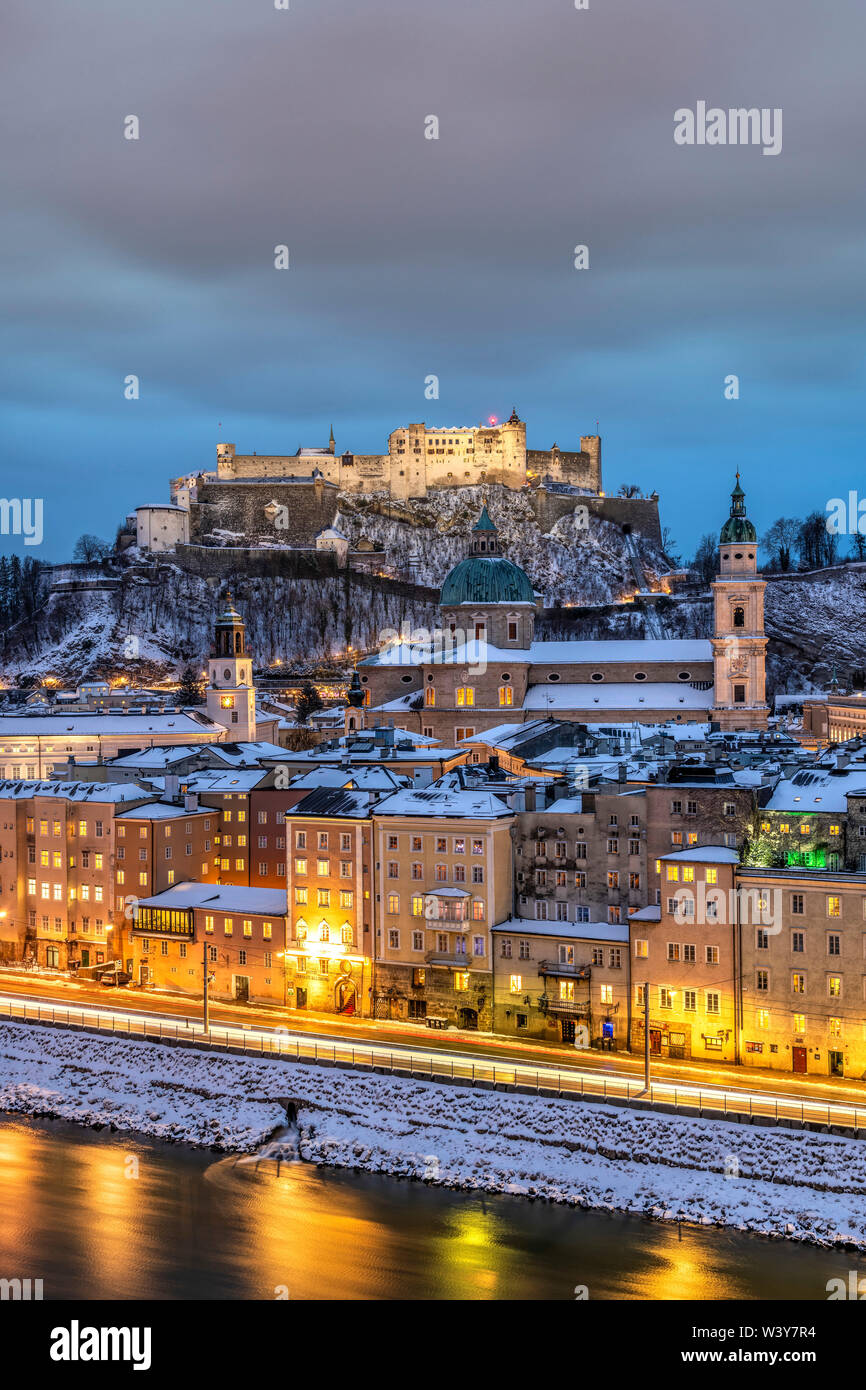 Altstadt Skyline in der Dämmerung, Salzburg, Österreich Stockfoto