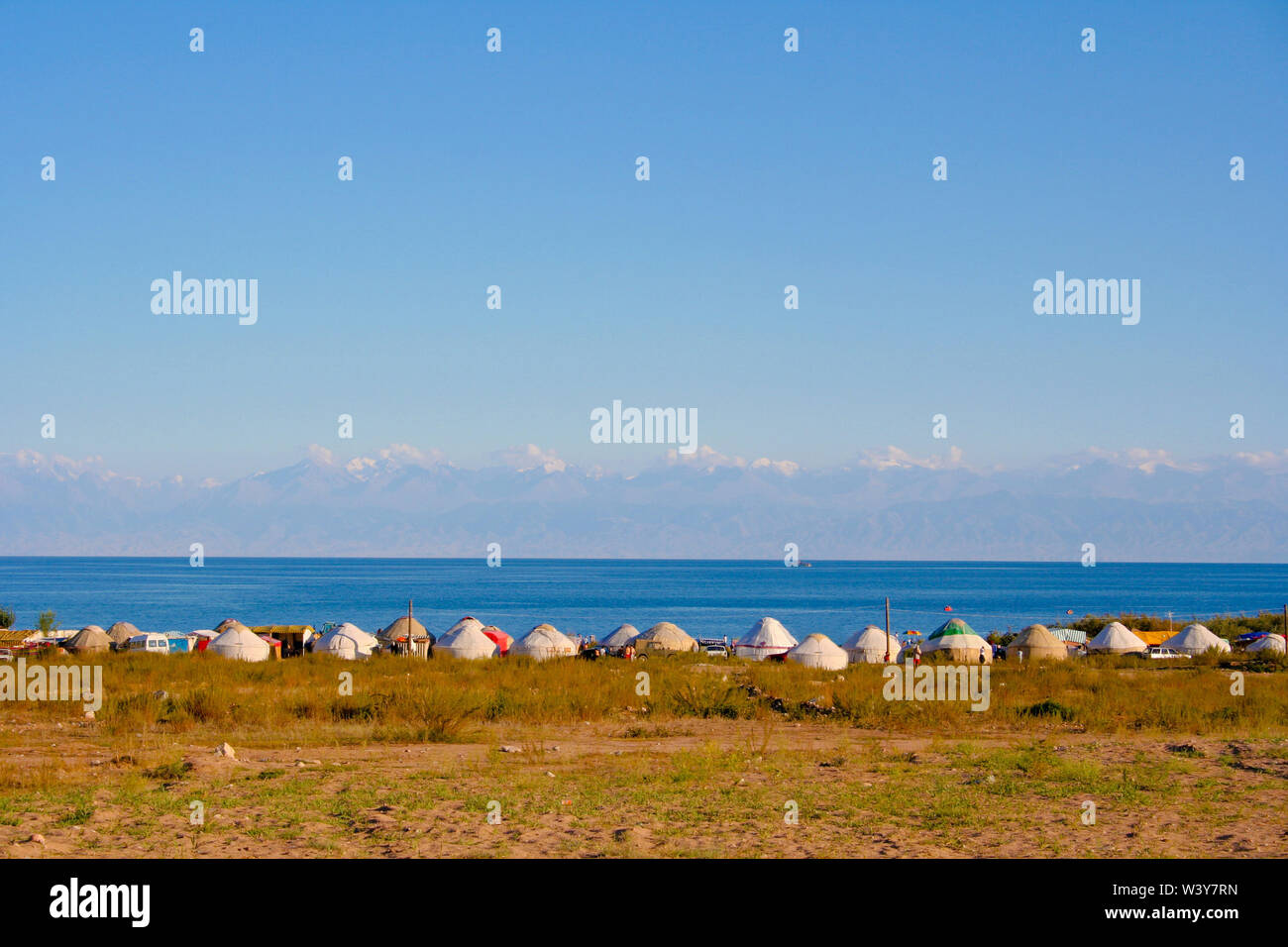 Ufer des Issyk-Kul See mit jurten Stockfoto