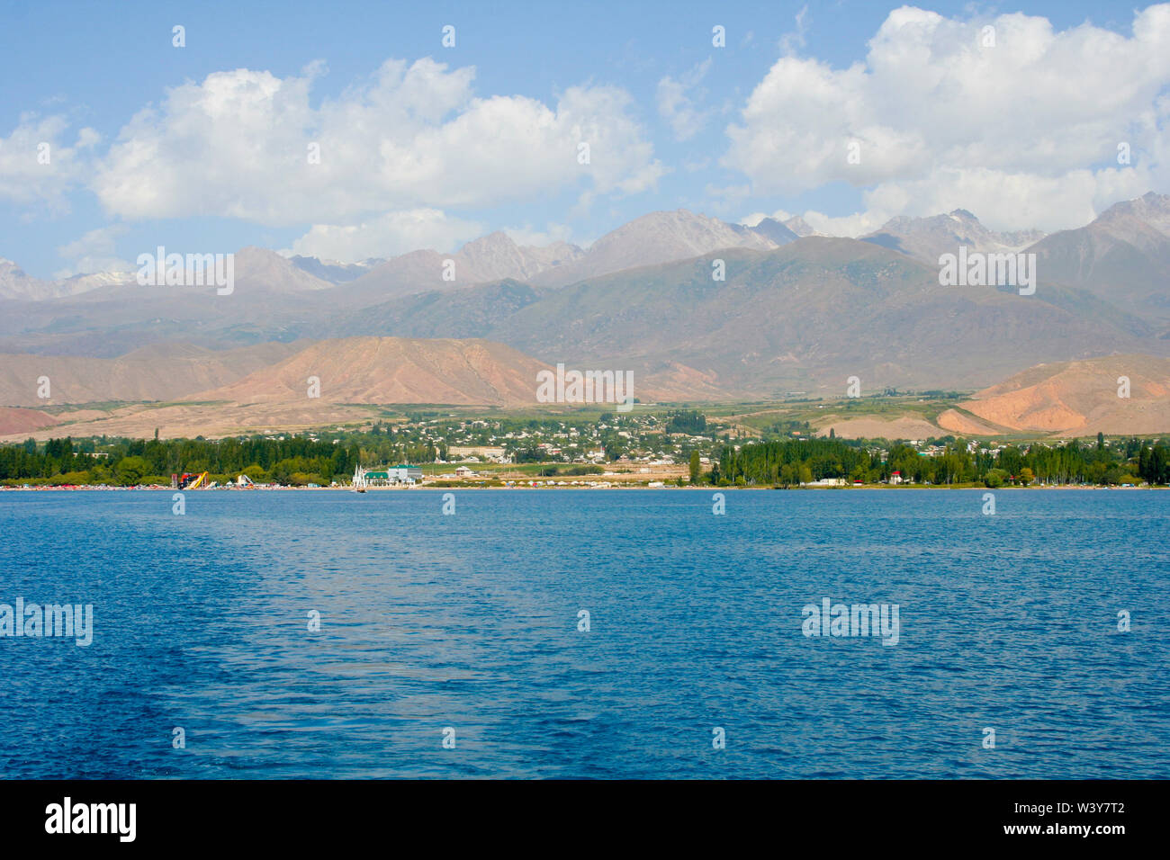 Blick auf die Küste des Issyk-Kul mit den Seiten der Wasser Stockfoto