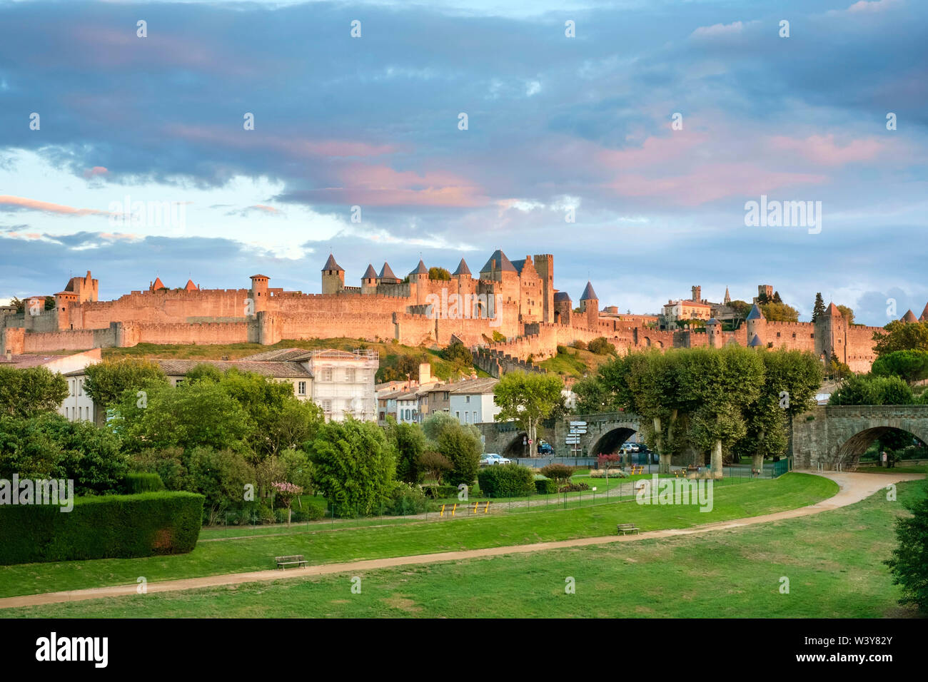 La Cité von Carcassonne von Pont Neuf, Carcassonne, Aude, Languedoc-Roussillon, Frankreich gesehen. Stockfoto