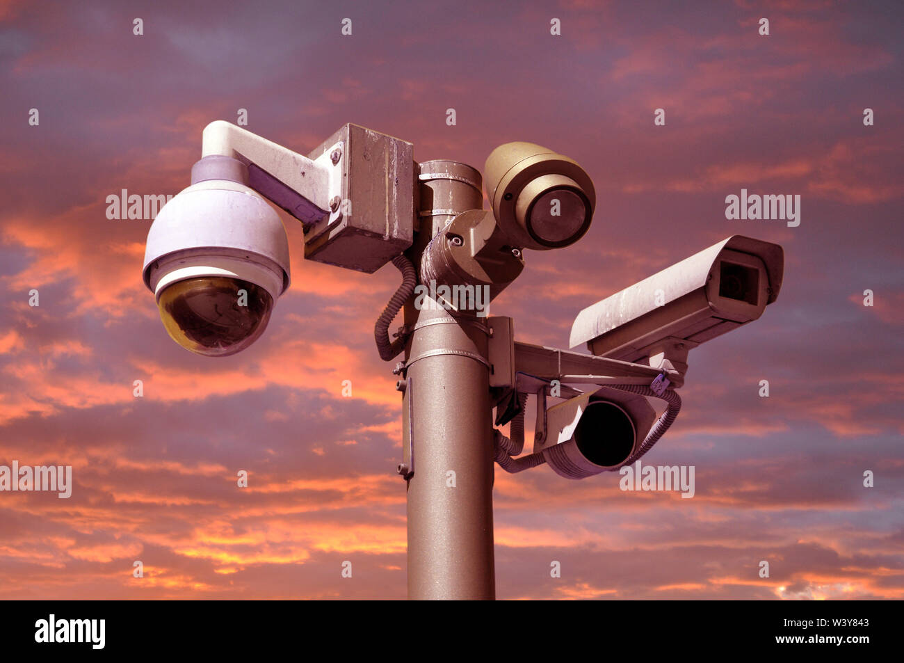 Kamera Multi-angle CCTV-System geschlossen. Gegen einen roten Himmel Stockfoto