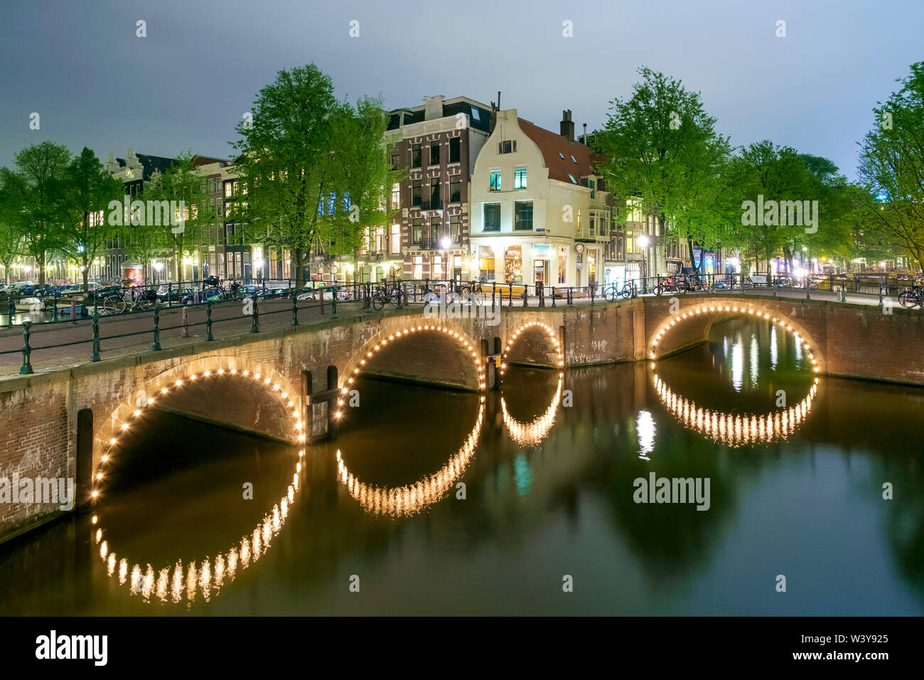 Schnittpunkt der Keizersgracht und der Leliegracht bei Nacht, Amsterdam, Nordholland, Niederlande Stockfoto