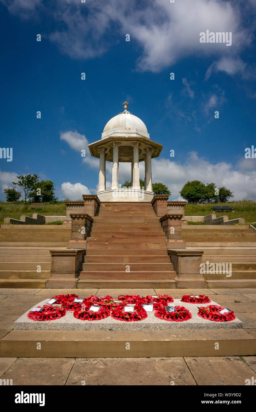 Die chattri Kriegerdenkmal auf der South Downs über Brighton zu der indischen Armee Soldaten, die im Ersten Weltkrieg gefallen sind. Stockfoto