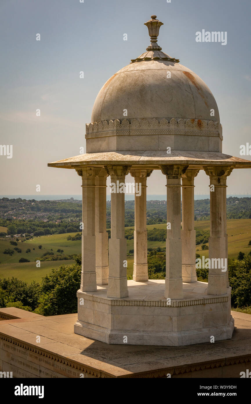 Die chattri Kriegerdenkmal auf der South Downs über Brighton zu der indischen Armee Soldaten, die im Ersten Weltkrieg gefallen sind. Stockfoto