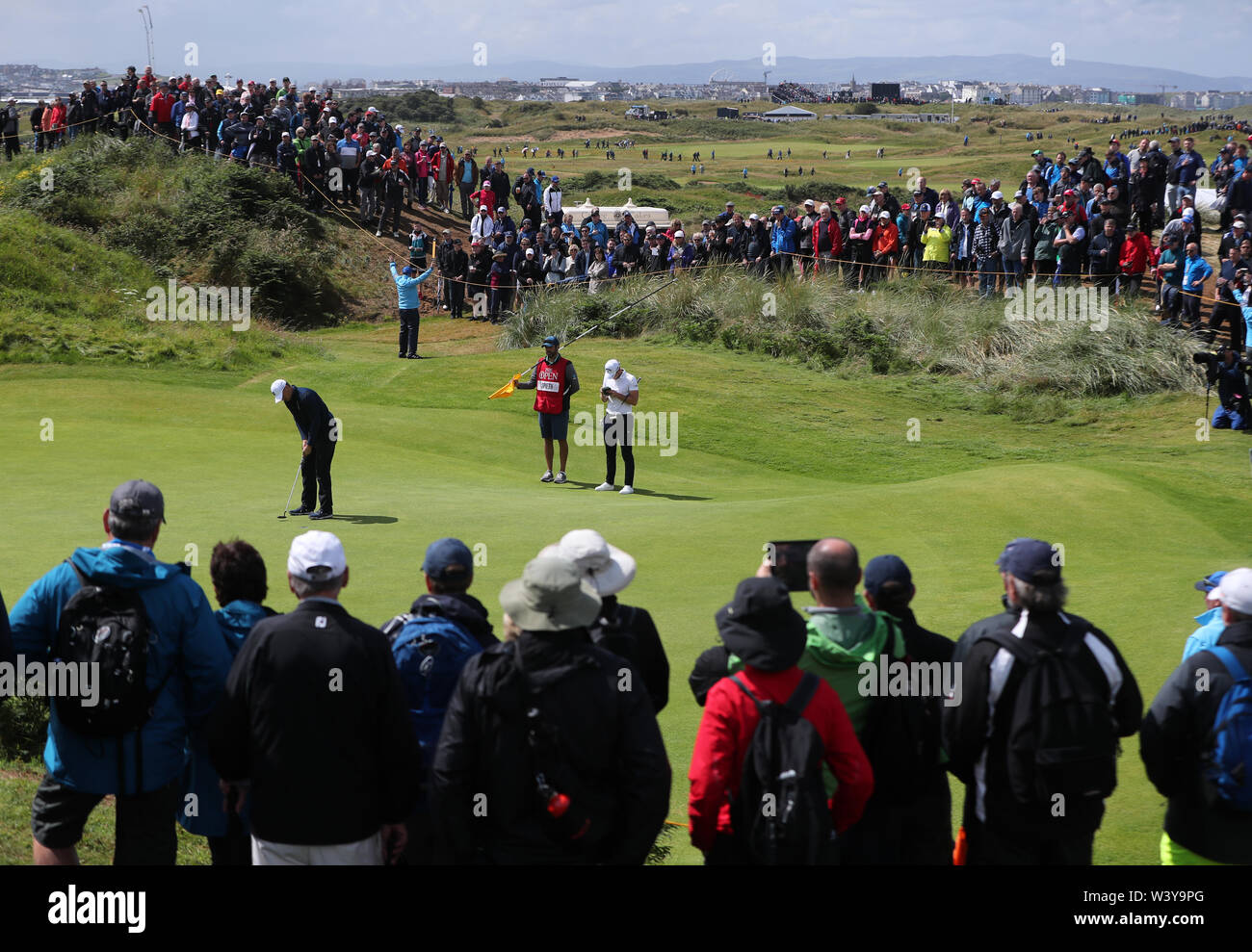 Die USA Jordanien Spieth Schläge am 4. Grün während des Tages eine der Open Championship 2019 im Royal Portrush Golf Club. Stockfoto
