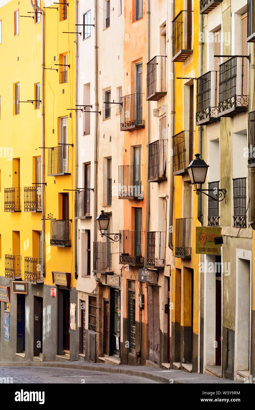 Farbige Häuser in die ummauerte Stadt Cuenca, die zum Weltkulturerbe der Unesco gehört. Castilla la Mancha, Spanien Stockfoto