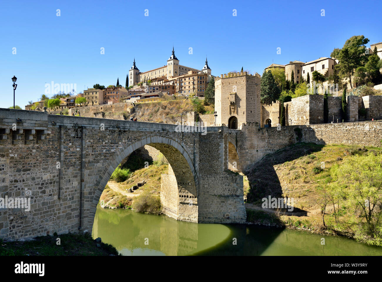 Die Puente de Alcantara Alcantara (Brücke) über den Tagus Fluss, eine römische Brücke, war Der obligatorische Eintrag für alle Pilger im Mittelalter. Ein UNESCO-Weltkulturerbe, Toledo. Castilla la Mancha, Spanien Stockfoto