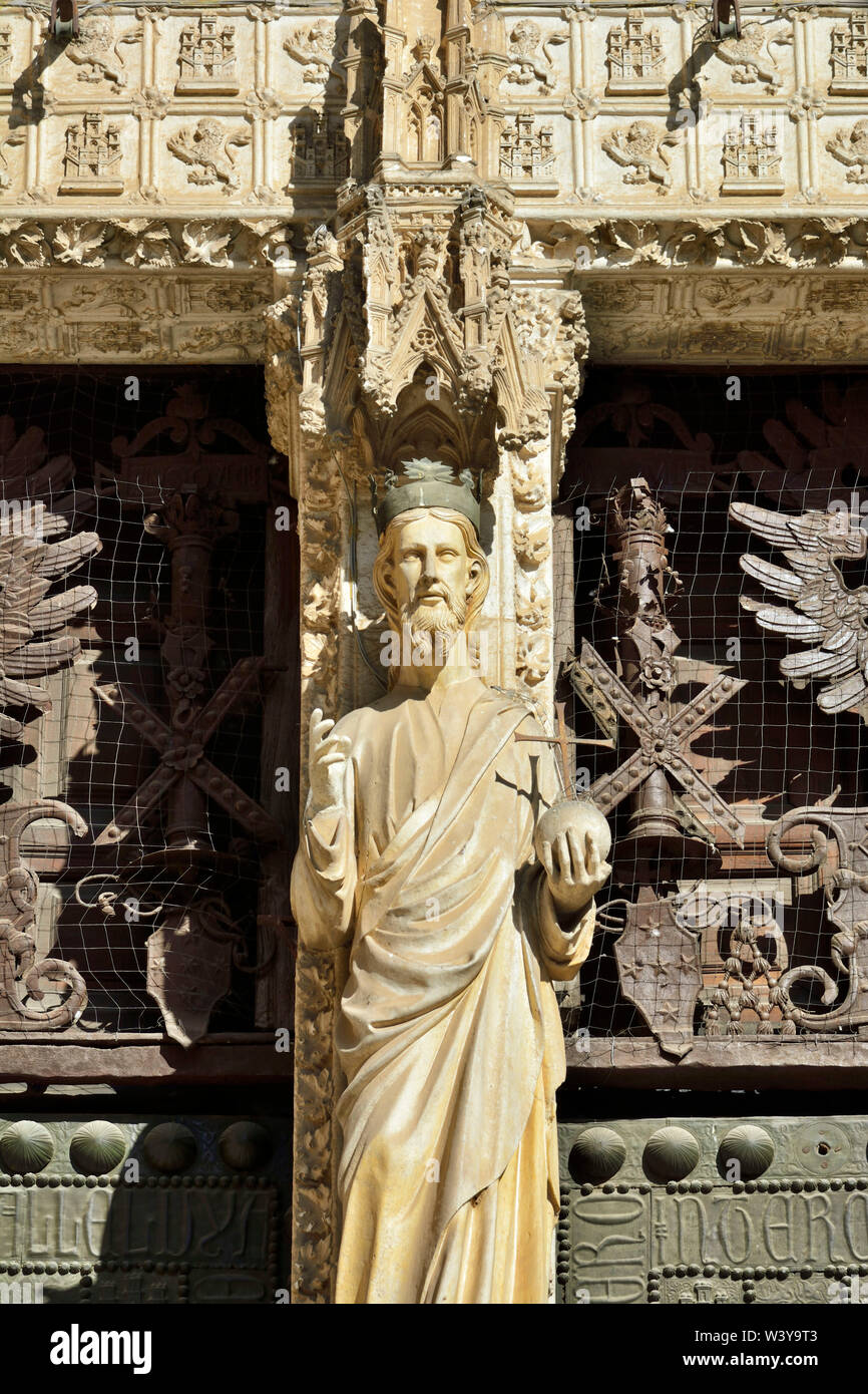 Die Catedral Primada (Primas Kathedrale der Heiligen Maria von Toledo), aus dem 13. Jahrhundert, gilt als das magnum opus des gotischen Stils in Spanien. Detail der Statuen auf den Dom Fassade. Ein UNESCO-Weltkulturerbe, Toledo. Castilla la Mancha, Spanien Stockfoto