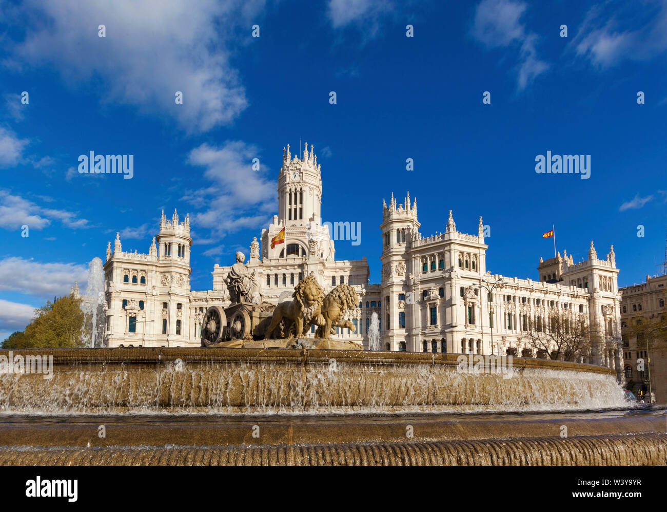 Spanien, Madrid. Plaza de Cibeles mit Brunnen und Rathaus Gebäude hinter Stockfoto