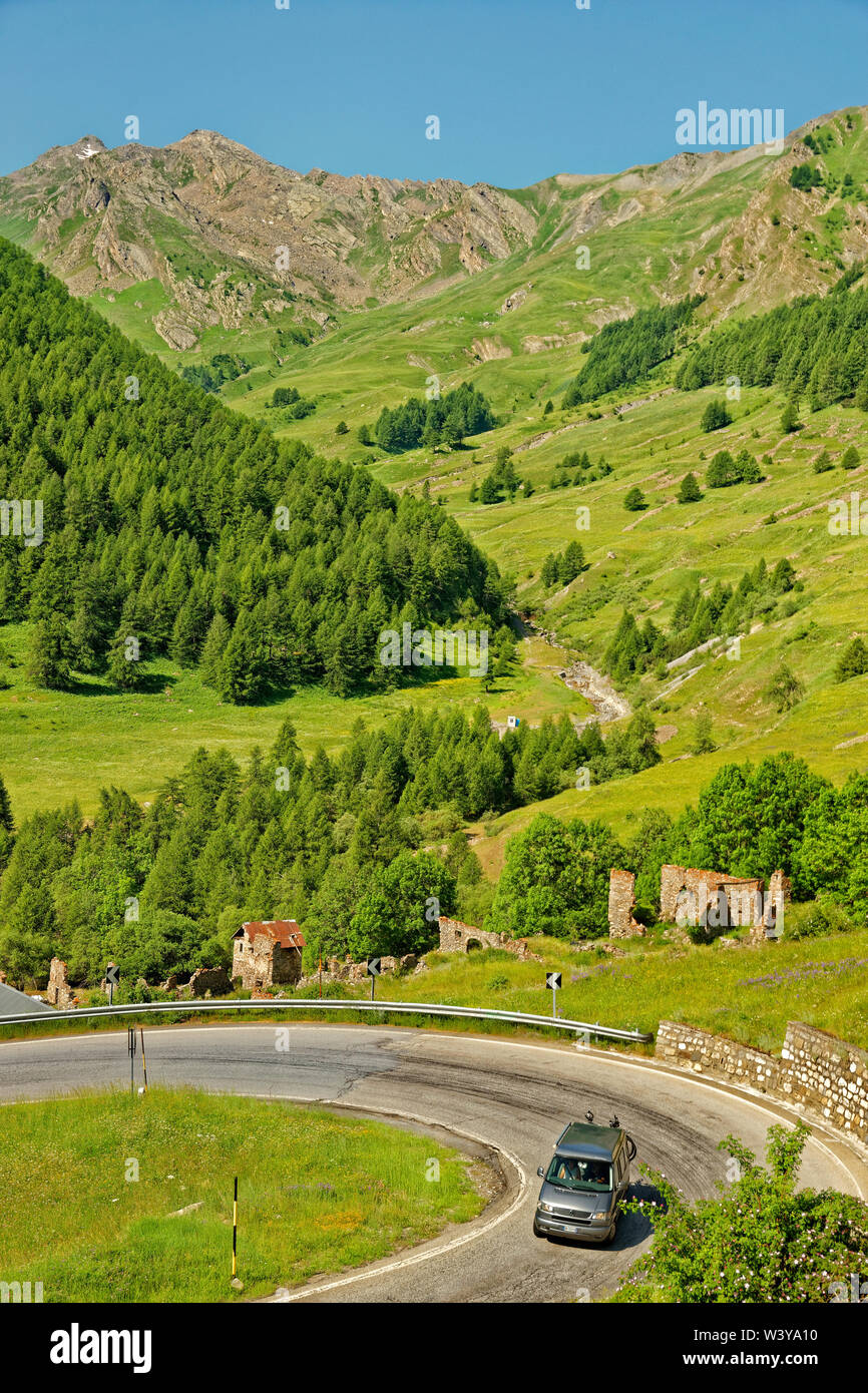 Camper oder Wohnmobil an der Col de Maddalena Pass zwischen Italien und Frankreich. Stockfoto