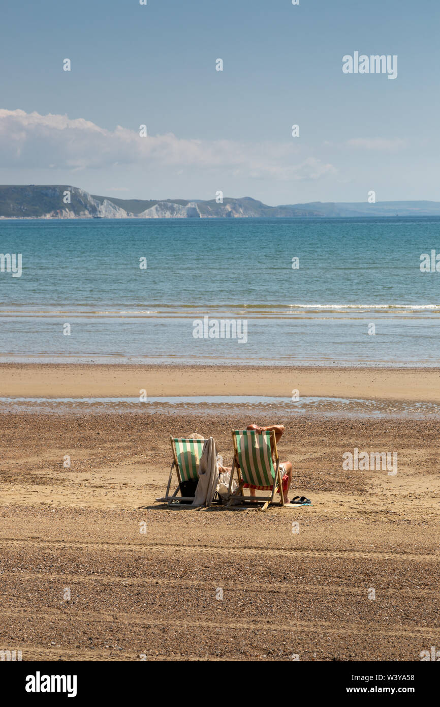 Zwei Menschen am Strand von Weymouth, Dorset, Großbritannien Stockfoto