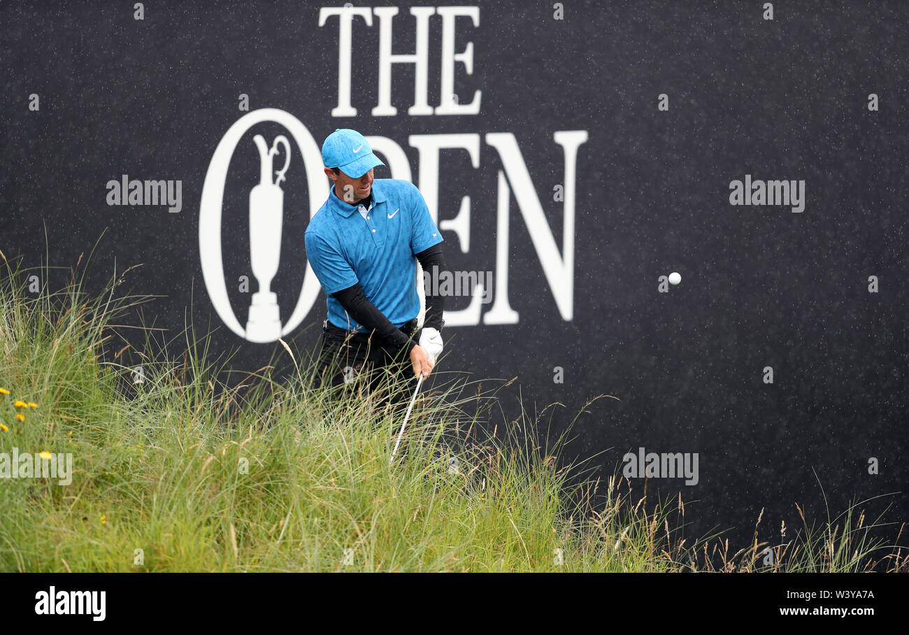 Von Nordirland Rory McIlroy Chips vom rauhen am 18. Tag eines der Open Championship 2019 im Royal Portrush Golf Club. Stockfoto