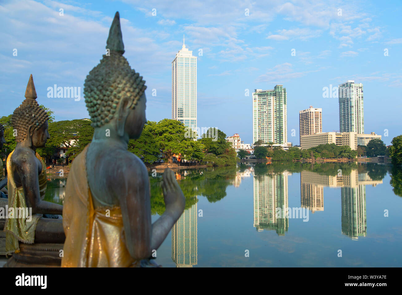 Statuen an Seema Malakaya auf Bere See, Colombo, Sri Lanka Stockfoto