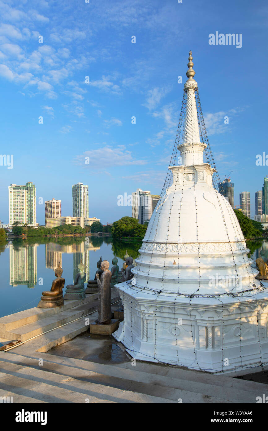 Statuen an Seema Malakaya auf Bere See, Colombo, Sri Lanka Stockfoto