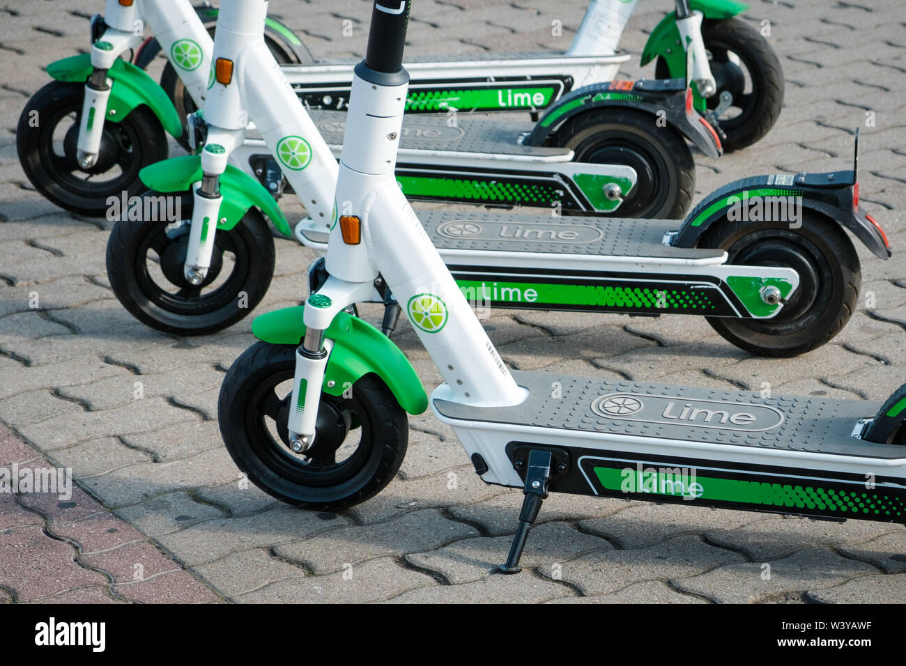 Berlin, Deutschland - Juni, 2019: Elektrische E scooter, Escooter oder e-Scooter der Mitfahrzentrale Firma Kalk auf Bürgersteig in Berlin, Deutschland Stockfoto