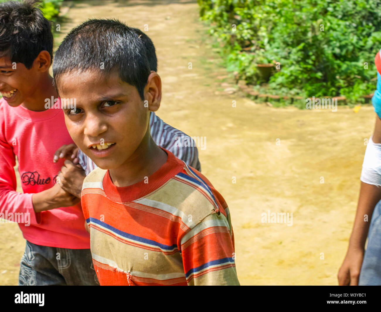 Amroha, Uttar Pradesh, Indien - 2011: Indische Kinder von Slams smilimg Jungen Stockfoto