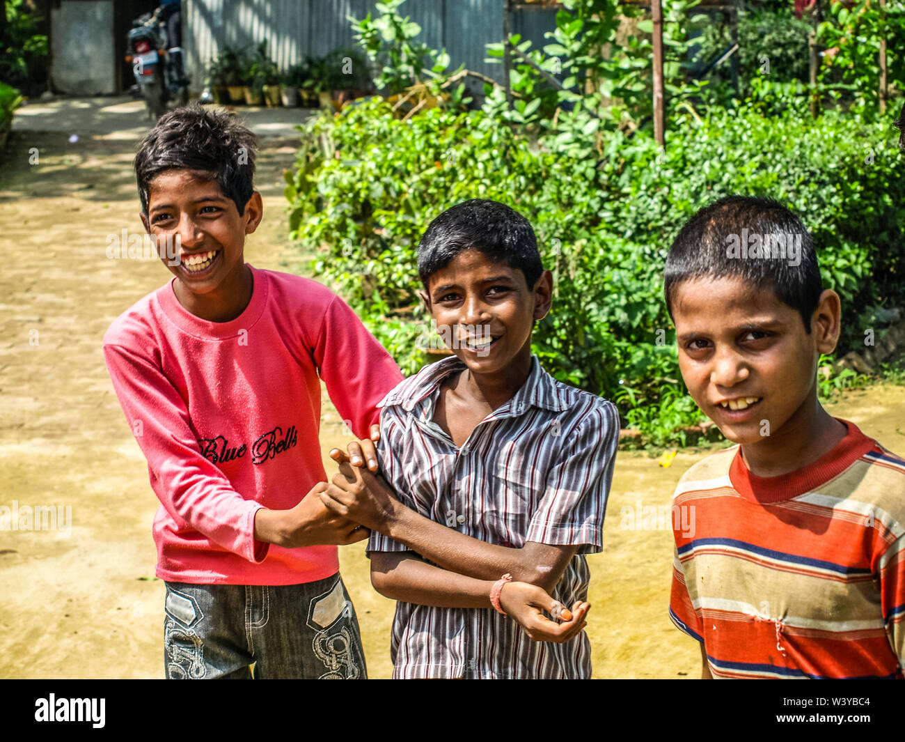 Amroha, Uttar Pradesh, Indien - 2011: Indische Kinder von Slams smilimg Jungen Stockfoto