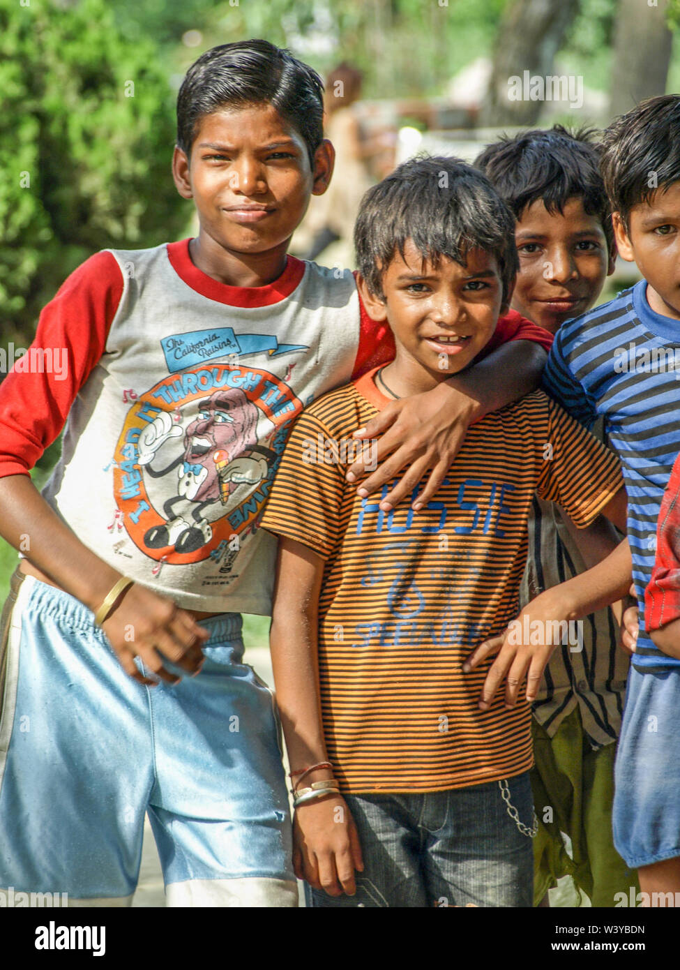 Amroha, Uttar Pradesh, Indien - 2011: Indische Kinder von Slams smilimg Jungen Stockfoto