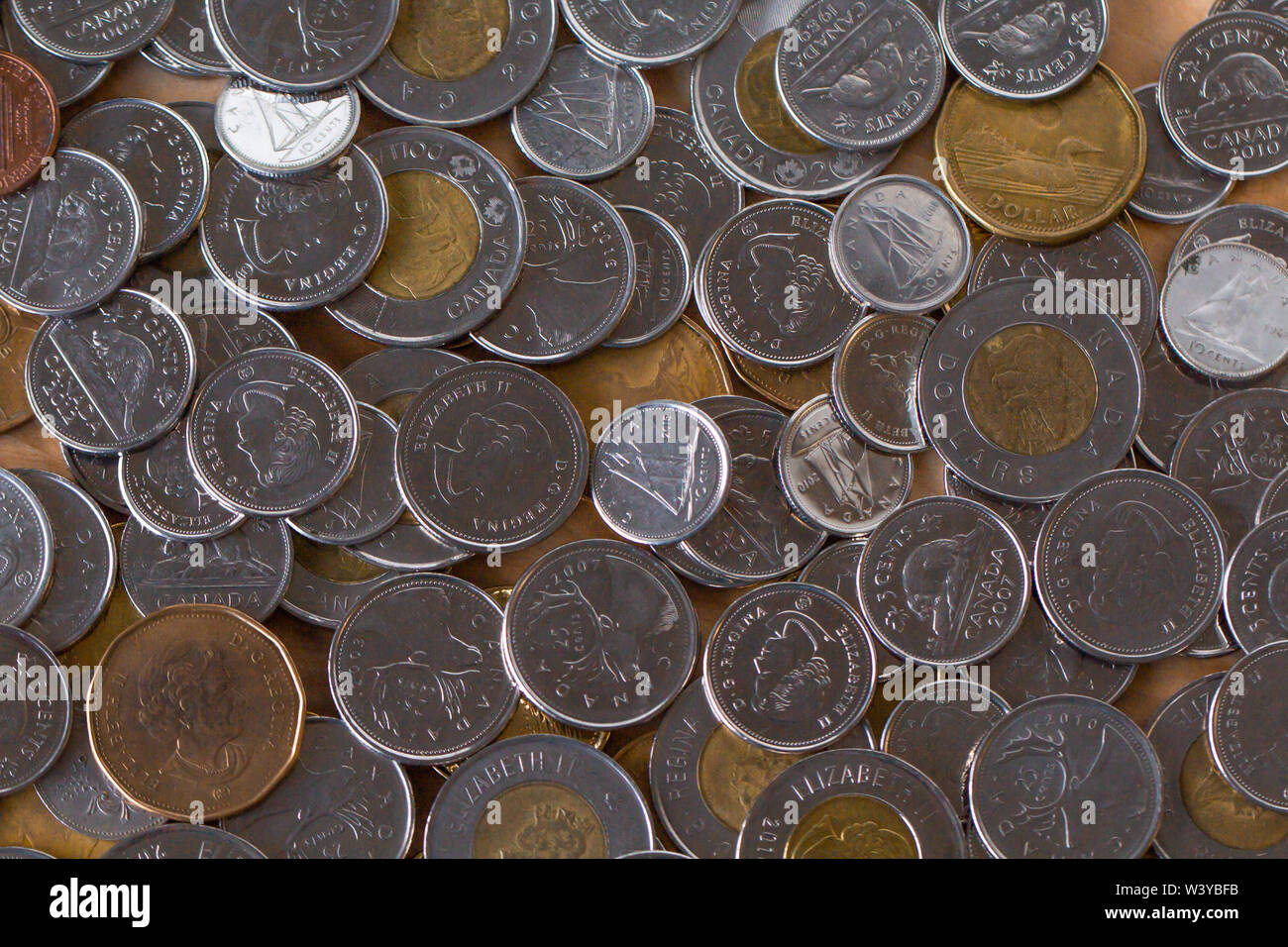 Ein Bündel Geld über den Tisch verstreut Stockfoto