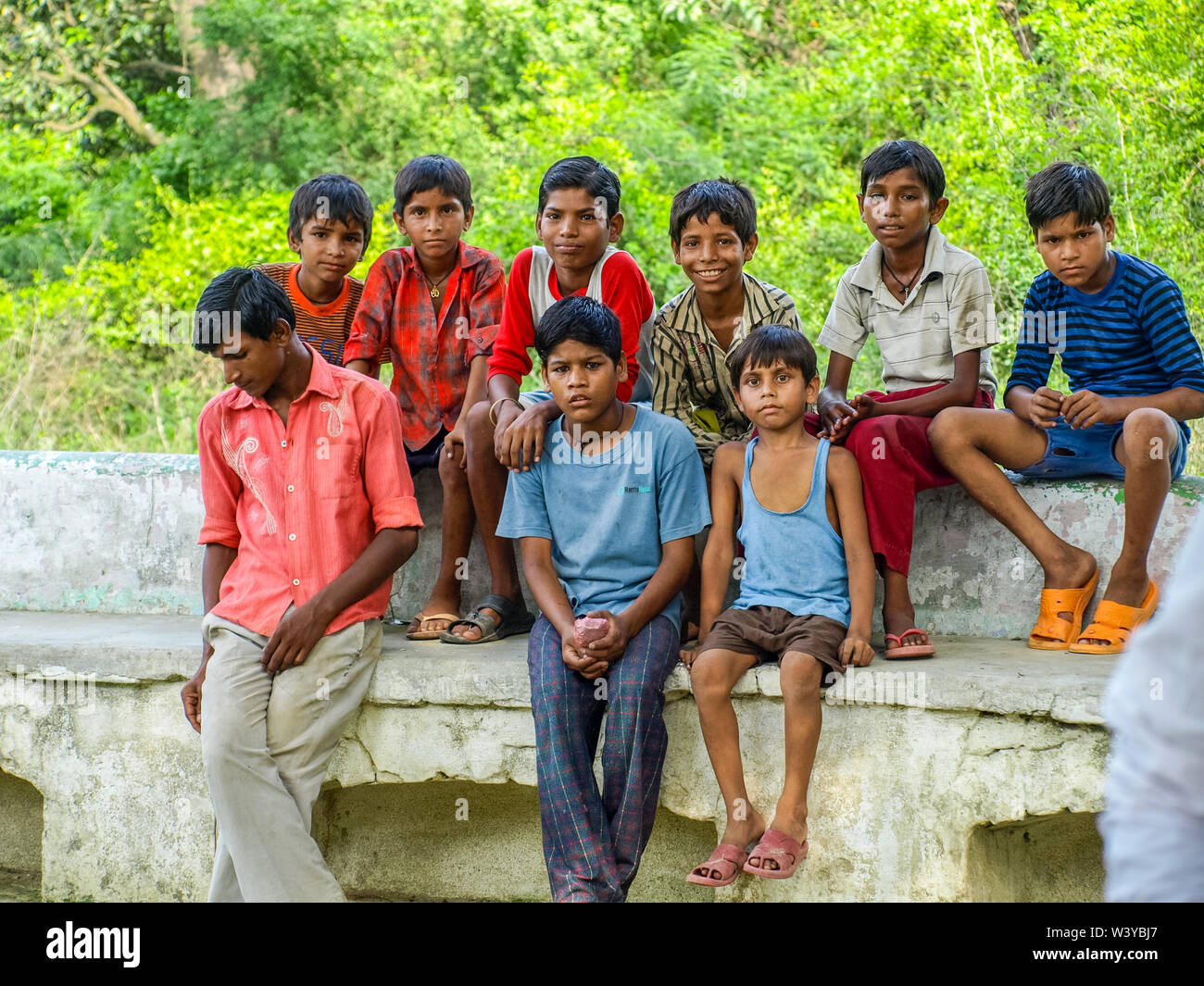 Amroha, Uttar Pradesh, Indien - 2011: Indische Kinder von Slams smilimg Jungen Stockfoto