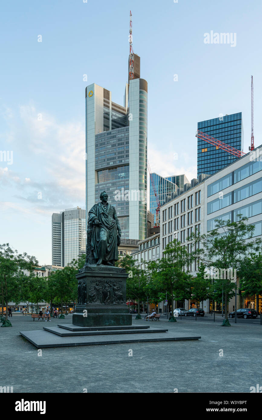 Frankfurt am Main, Juli 2019. Blick auf das Denkmal und die Statue von Goethe auf dem Platz mit dem gleichen Namen Stockfoto