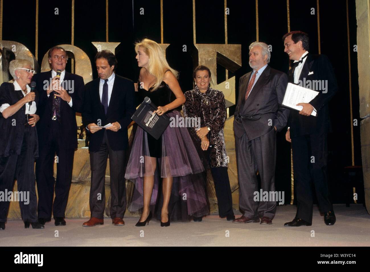 Mailand, Archivierung Fotos aus den 90er Jahren in der Foto: Mara Venier mit Remo Girone, Renzo Arbore, Lina Wertmuller, Enrico Montesano, Luciano De Crescenzo © fotostore (Alberto Terenghi/IPA/Fotogramma, Mailand - 1999-12-15) ps das Foto kann in Bezug auf den Kontext, in dem es aufgenommen wurde verwendet werden, und ohne beleidigende Absicht der Anstand der Personen vertreten (Alberto Terenghi/IPA/Fotogramma, Foto Repertoire - 2019-07-18) p.s. La foto e 'utilizzabile nel rispetto del contesto in Cui e' Stata scattata, e senza intento diffamatorio del decoro delle Persone rappresentate Stockfoto