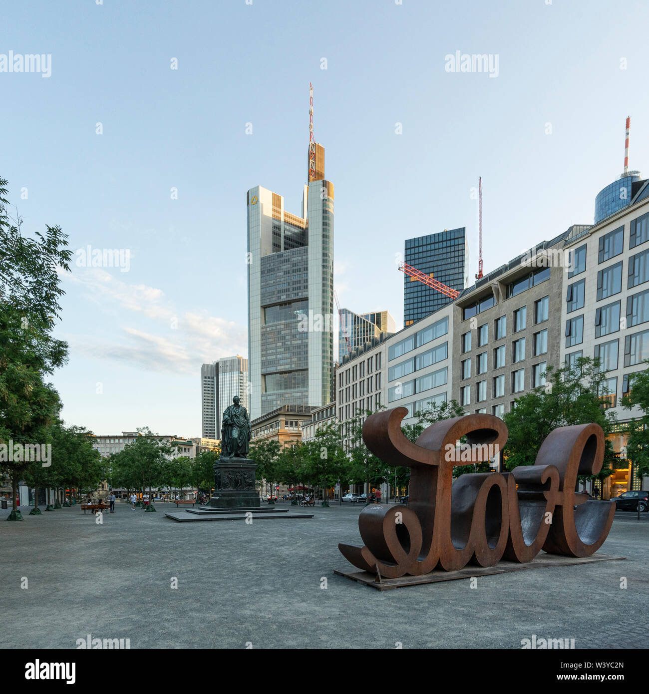 Frankfurt am Main, Juli 2019. Blick auf das Denkmal und die Statue von Goethe auf dem Platz mit dem gleichen Namen Stockfoto