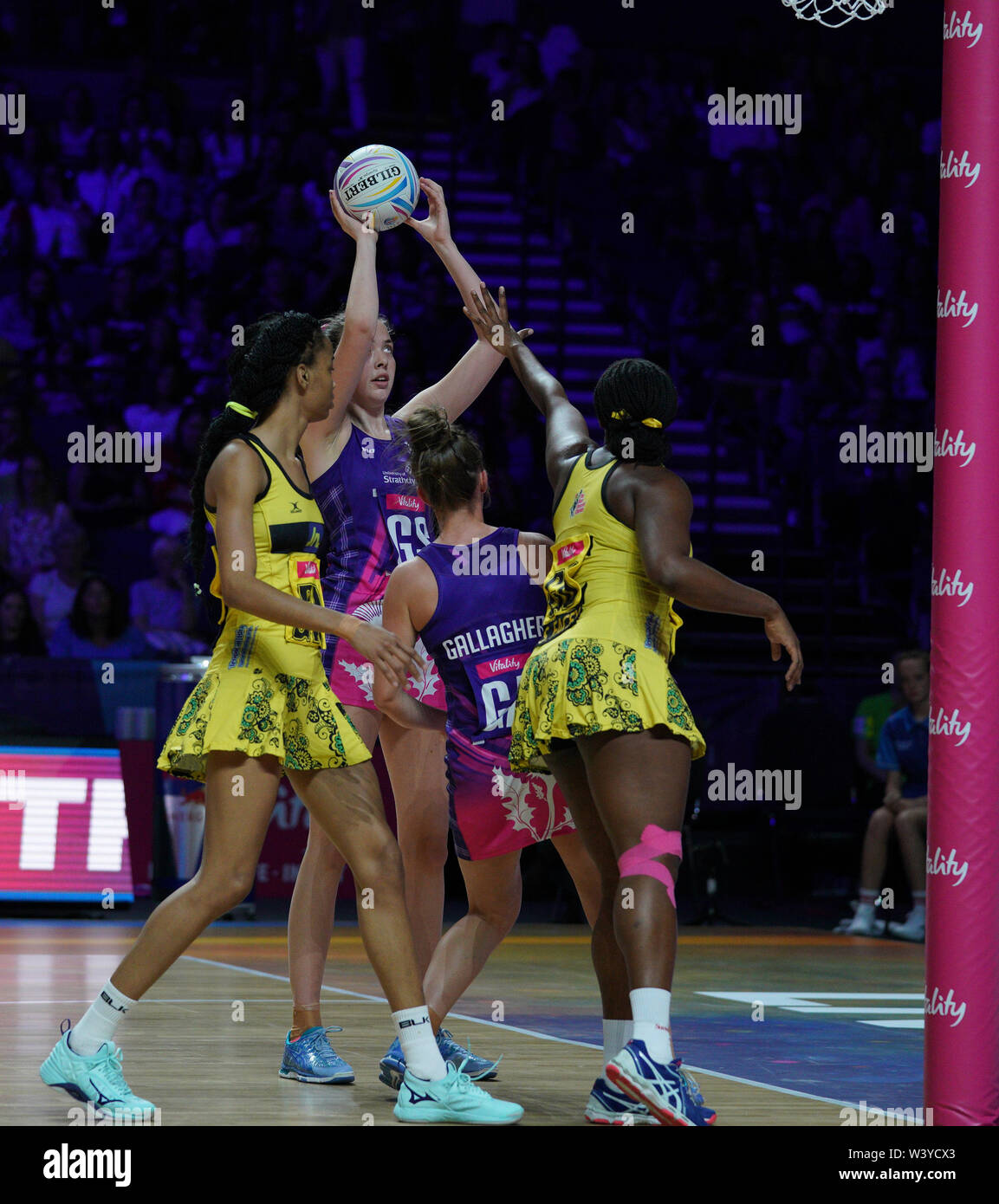 Emma Barrie (Schottland) in Aktion an der M&S-Bank Arena während einer Vitalität Netball Wm in Liverpool. Jamaika gewann 67-36. Stockfoto