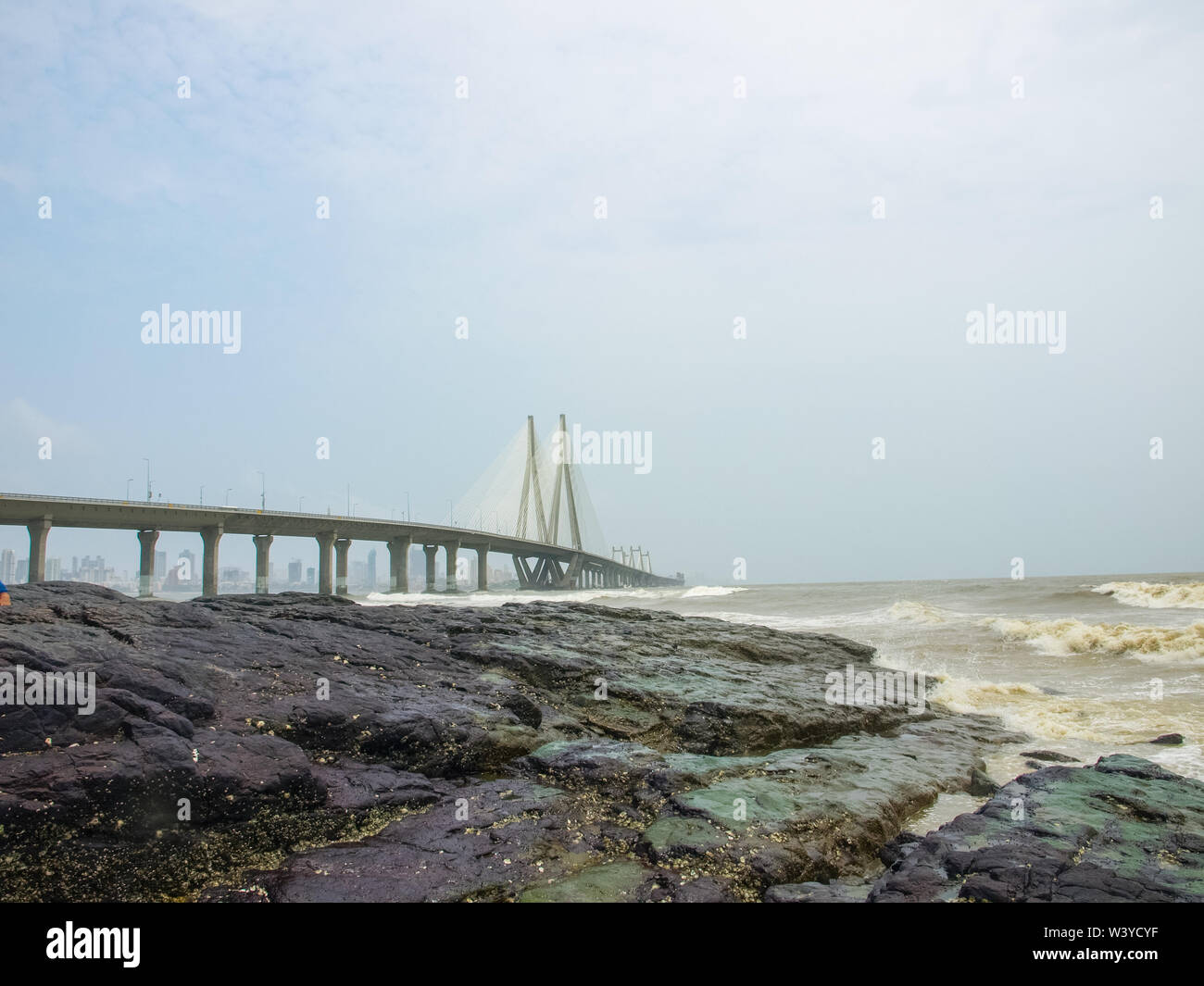 Die Bandra-Worli Sea Link, der offiziell als Rajiv Gandhi Meer Link, ist eine Schrägseilbrücke verbindet Bandra in den westlichen Vororten von Mumbai mit W Stockfoto