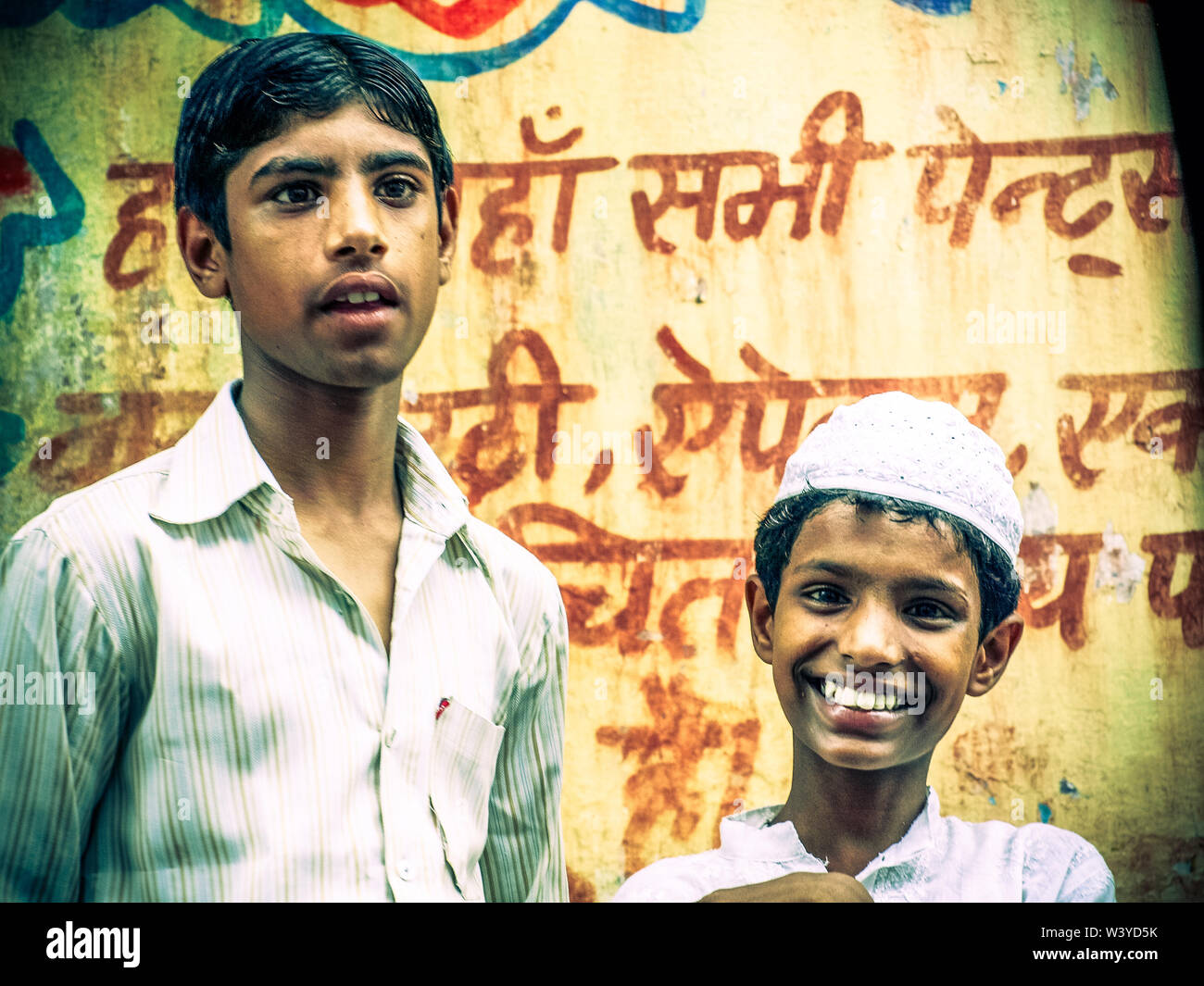 Portrait von lächelnden muslimischer Junge. Bild Amroha, Uttar Pradesh, Indien. Im Sommer 2011 Stockfoto