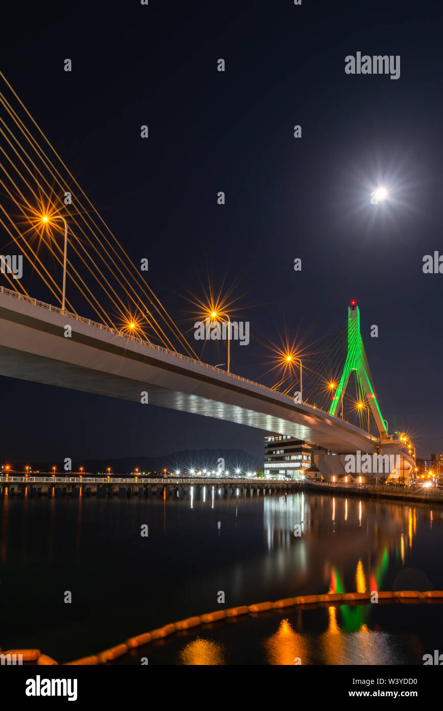 Aomori Bay Bridge bei Nacht. Aomori Stadtbild an Aoiumi Park. Die Hauptstadt der Präfektur Aomori, in der Region Tohoku Japans Stockfoto