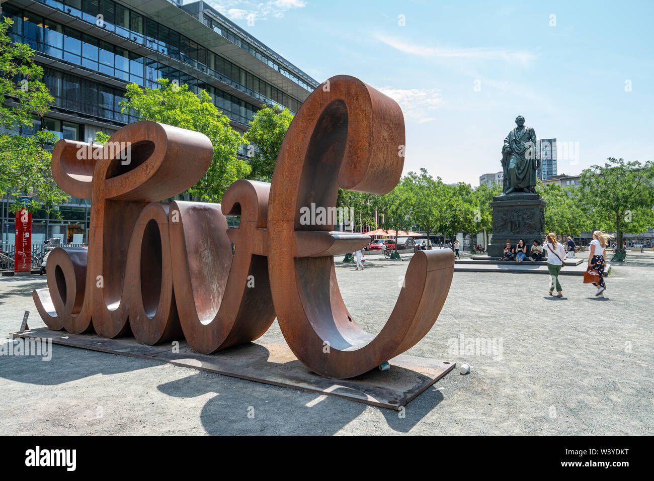 Frankfurt am Main, Juli 2019. Blick auf das Denkmal und die Statue von Goethe auf dem Platz mit dem gleichen Namen Stockfoto