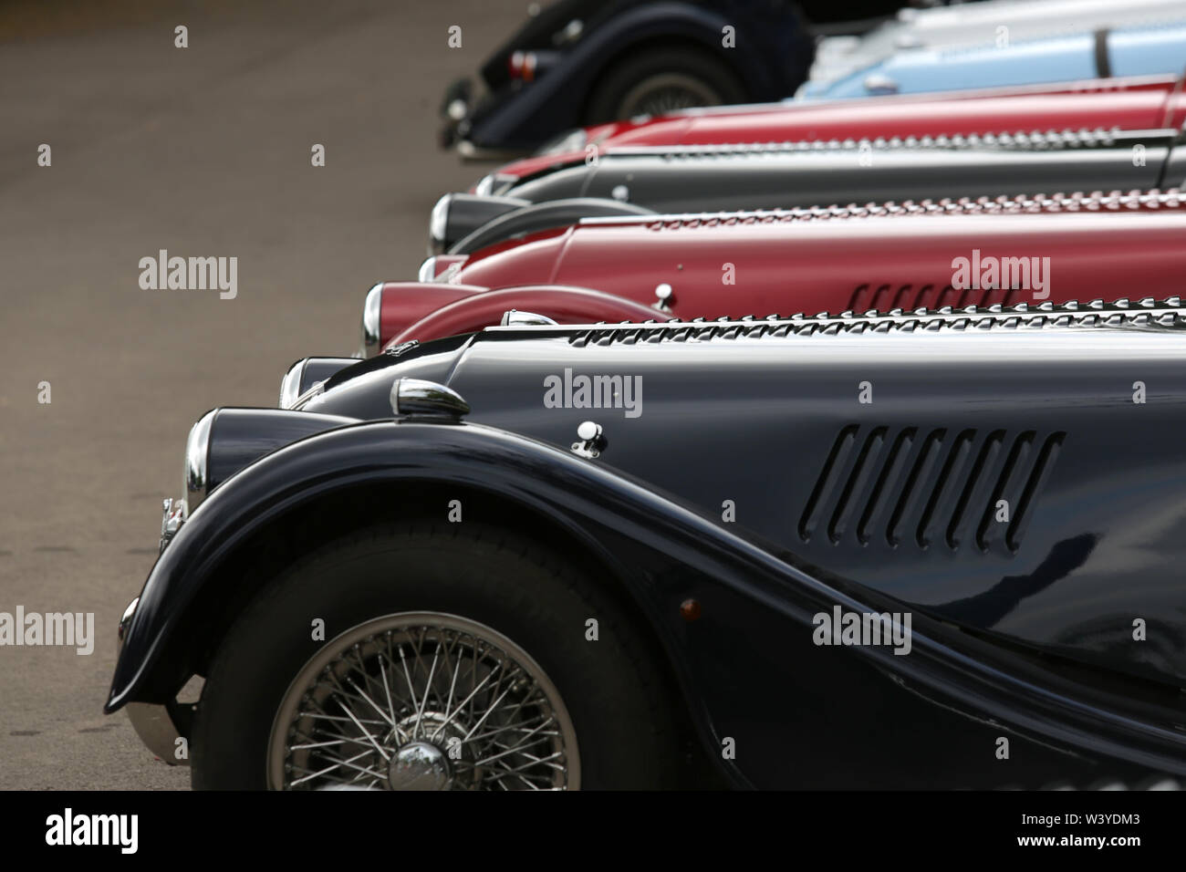 Eine Reihe von Morgan Sportwagen. Stockfoto