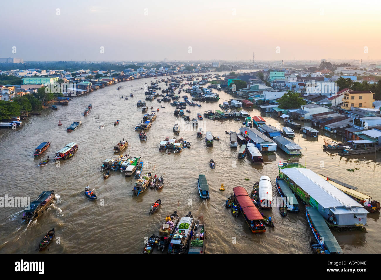 Luftaufnahme von Cai Rang Floating Market, Mekong Delta, Can Tho, Vietnam. Gleiche Damnoen Saduak von Thailand und martapura von Indonesien. Stockfoto