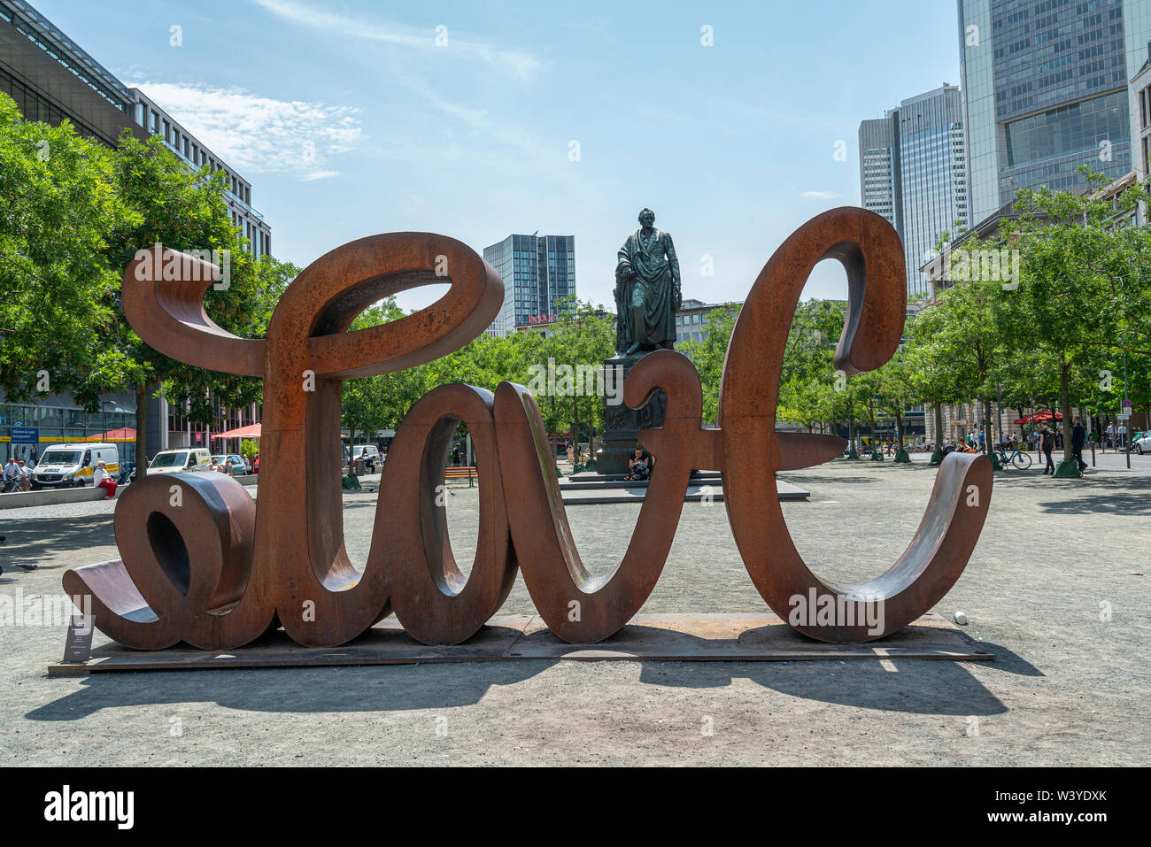 Frankfurt am Main, Juli 2019. Blick auf das Denkmal und die Statue von Goethe auf dem Platz mit dem gleichen Namen Stockfoto