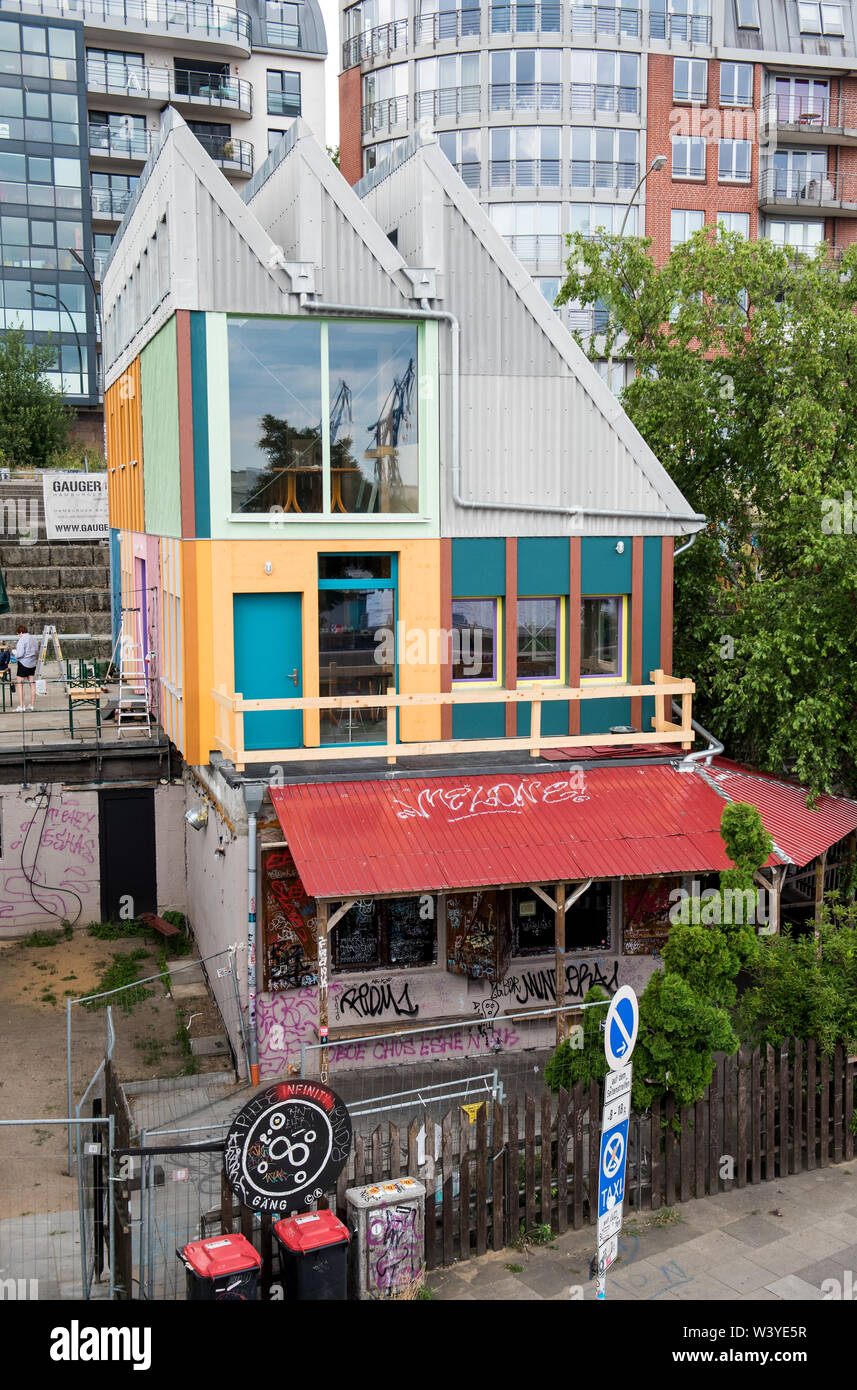 Hamburg, Deutschland. 18 Juli, 2019. Blick auf das neu erbaute "Golden Pudel  Club" im Stadtteil Sankt Pauli. Der Club war ein Brand im Februar 2016  zerstört und ist heute wieder geöffnet wird.