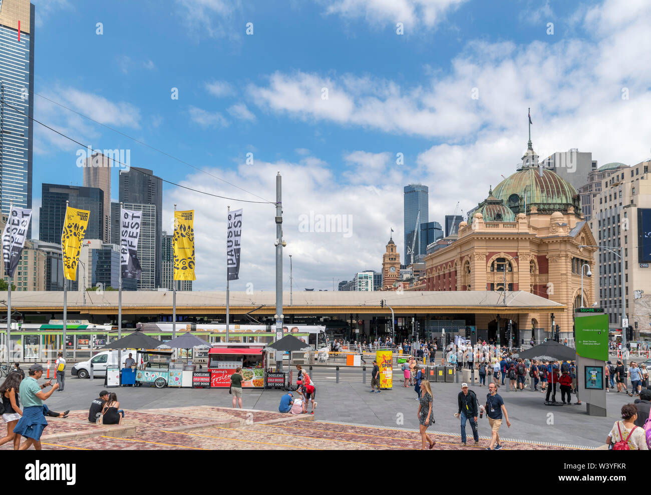 Der Flinders Street Station von der Federation Square, Central Business District (CBD), Melbourne, Victoria, Australien Stockfoto