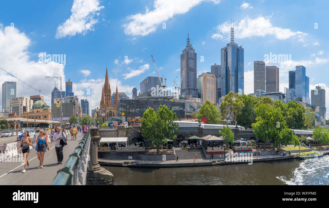 Princes Bridge über den Yarra River vor dem Central Business District (CBD), Melbourne, Australien Stockfoto