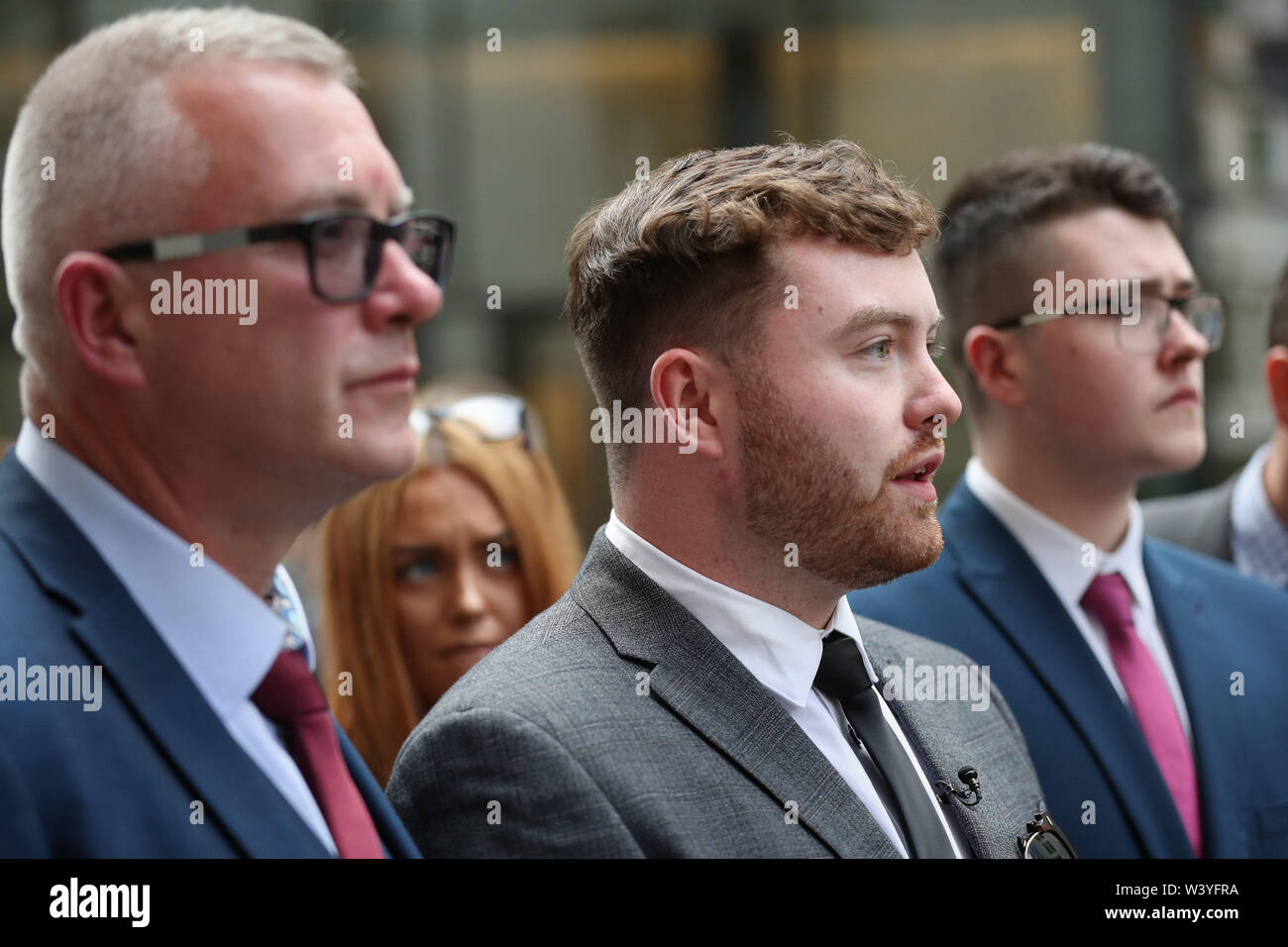 Niall Galbally (Mitte), der Sohn von Catherine Burke, die von Kasim Lewis ermordet wurde, sprechen außerhalb des Old Bailey, London, mit seinem Vater (links) und ein Halbbruder (rechts, Namen nicht gegeben ist). Stockfoto