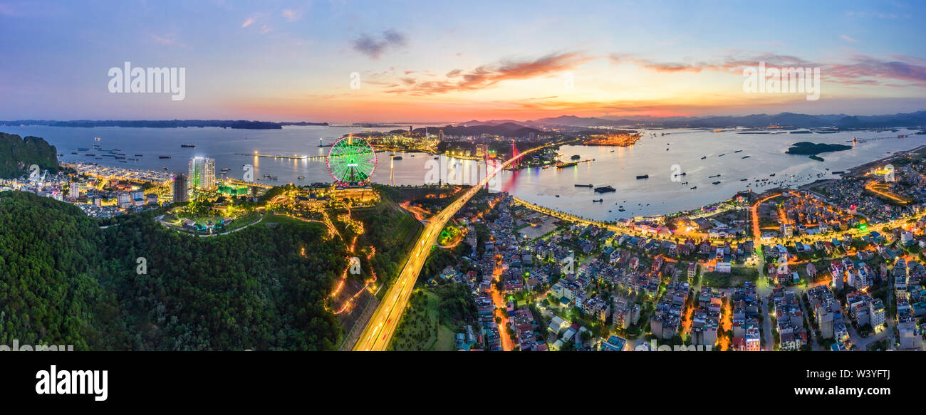 Panorama von Ha Long Stadt, Vietnam, mit Bai Chay Bridge. In der Nähe der Halong Bay, UNESCO-Weltkulturerbe. Beliebte Sehenswürdigkeiten, berühmten Ziel von Vietnam. Stockfoto
