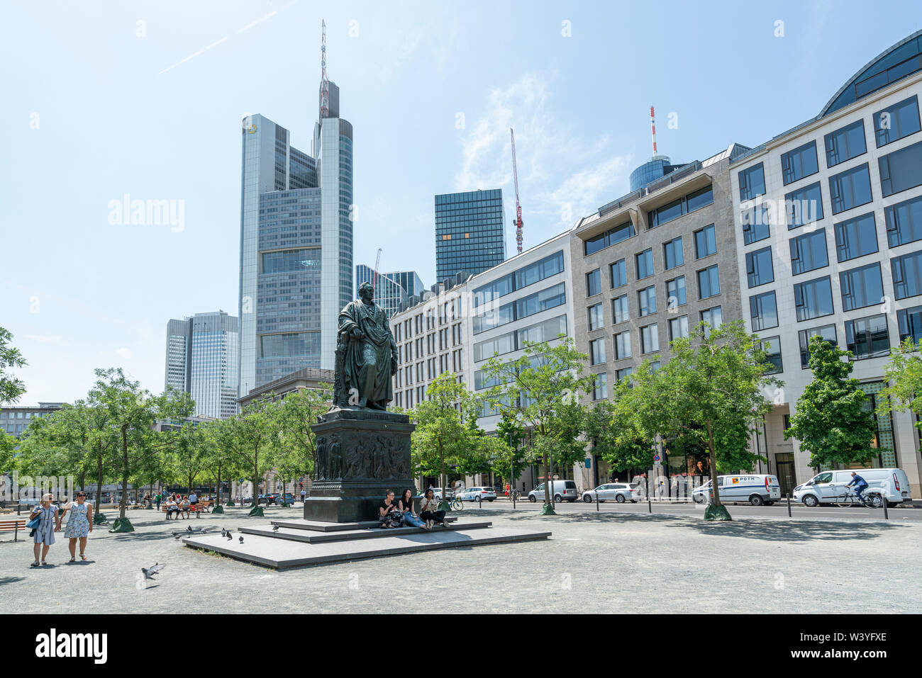 Frankfurt am Main, Juli 2019. Blick auf das Denkmal und die Statue von Goethe auf dem Platz mit dem gleichen Namen Stockfoto