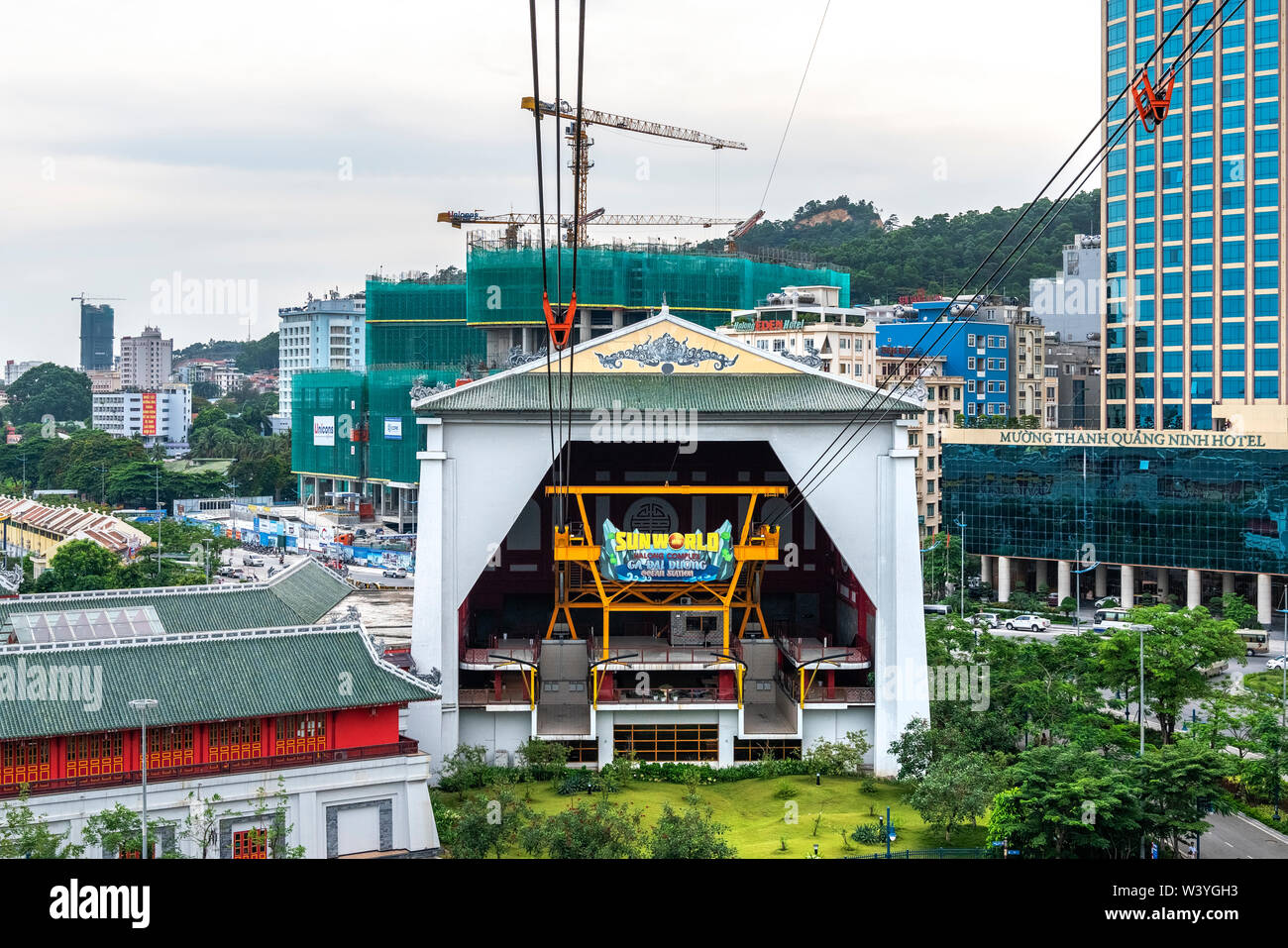 Cable Car Station und der Queen Seilbahn in der Sonne Welt Halong Park. Halong City, Vietnam. In der Nähe der Halong Bay, UNESCO-Weltkulturerbe. Stockfoto