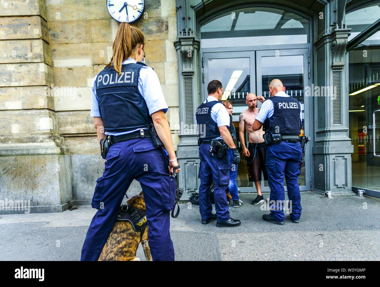 Deutsche Polizeifrau mit Hund, Dokumentenkontrolle, Dresdner Hauptbahnhof, deutsche Polizeifrau Stockfoto
