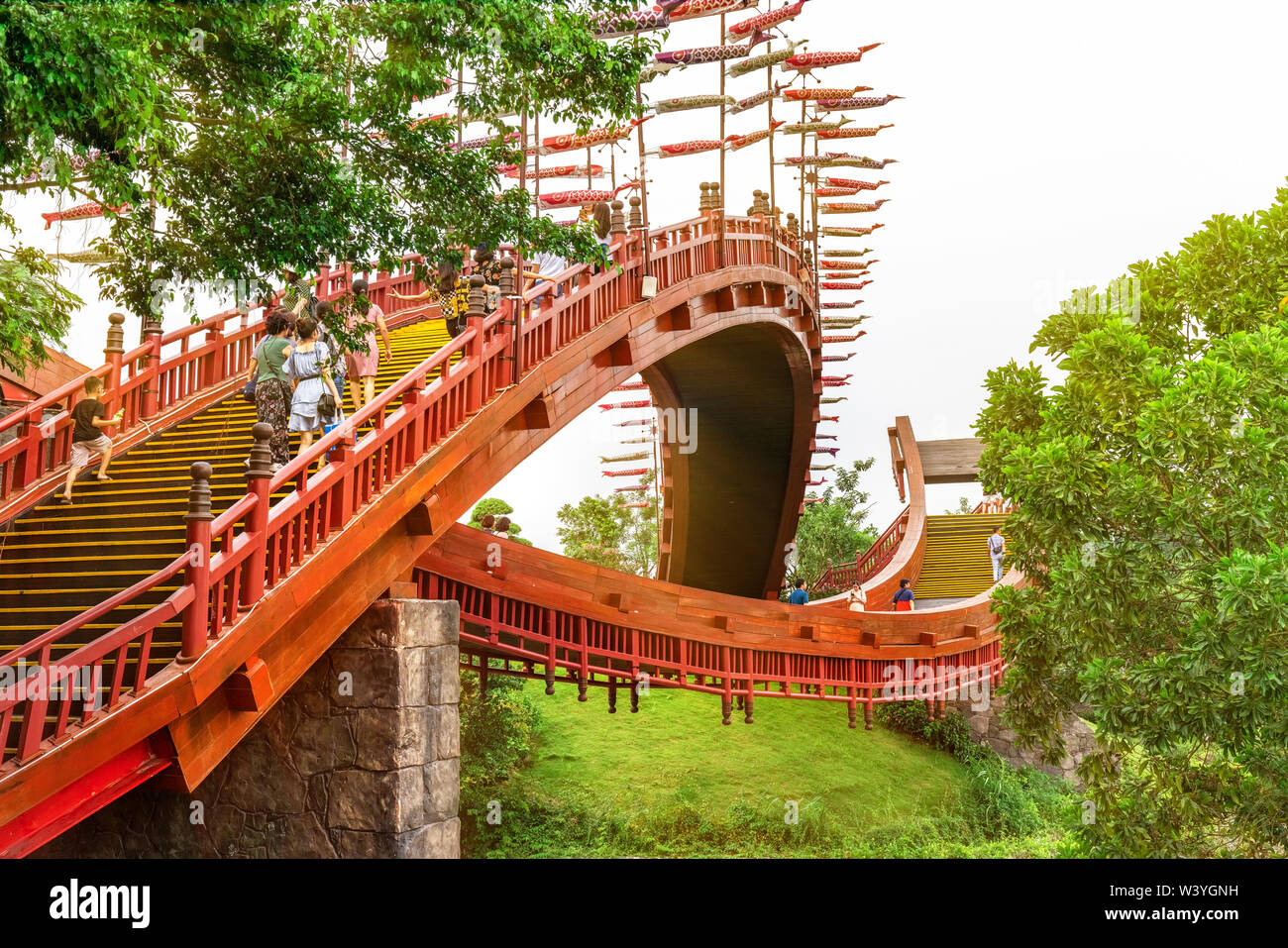 Luftaufnahme von Koi Brücke im Park. Halong City, in der Nähe der Halong Bay, UNESCO-Weltkulturerbe. Beliebte Sehenswürdigkeiten, berühmten Ziel von Vietnam Stockfoto