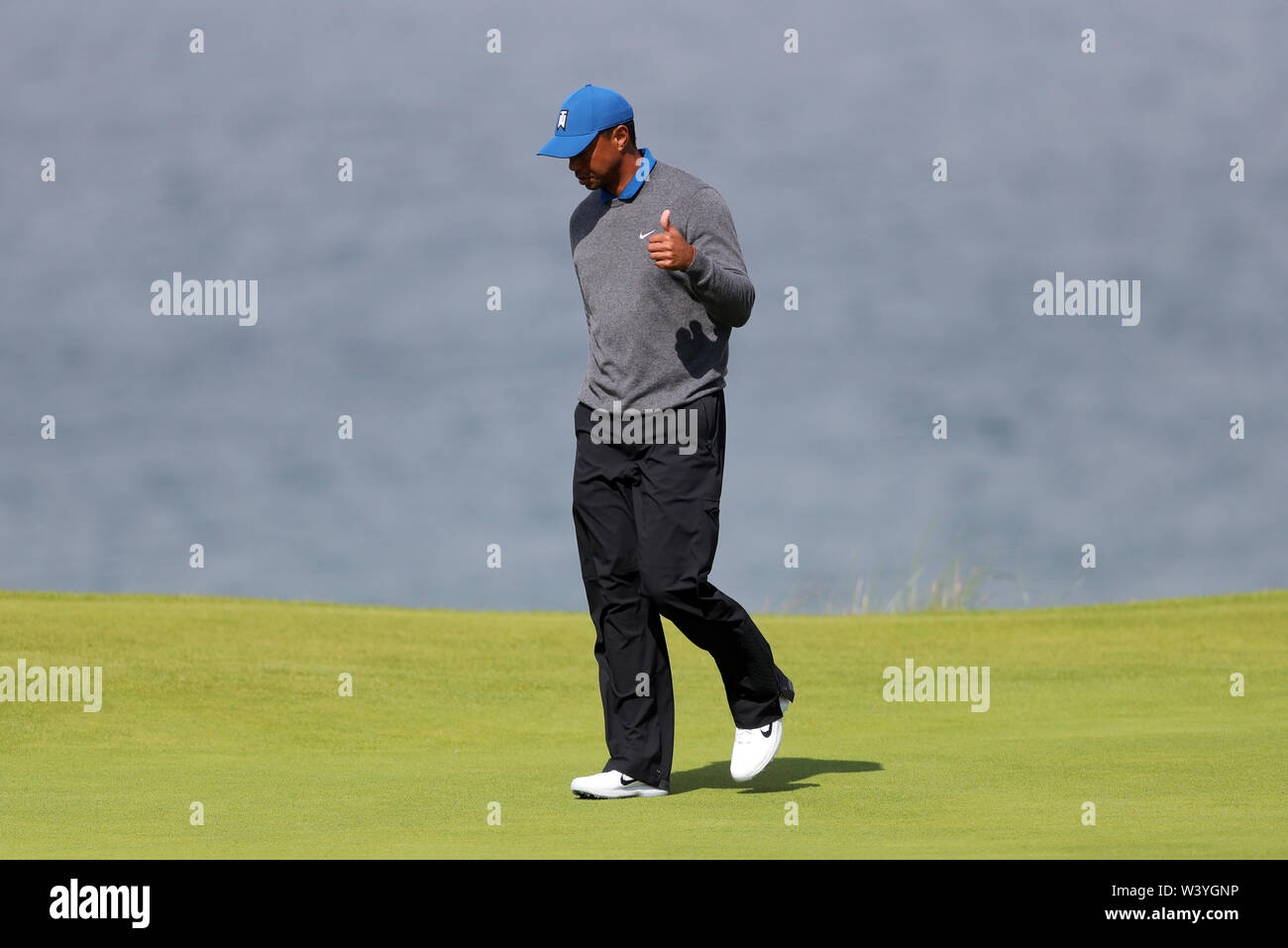 Die USA Tiger Woods erkennt seine Schlag auf der 5. Grün während des Tages eine der Open Championship 2019 im Royal Portrush Golf Club. Stockfoto