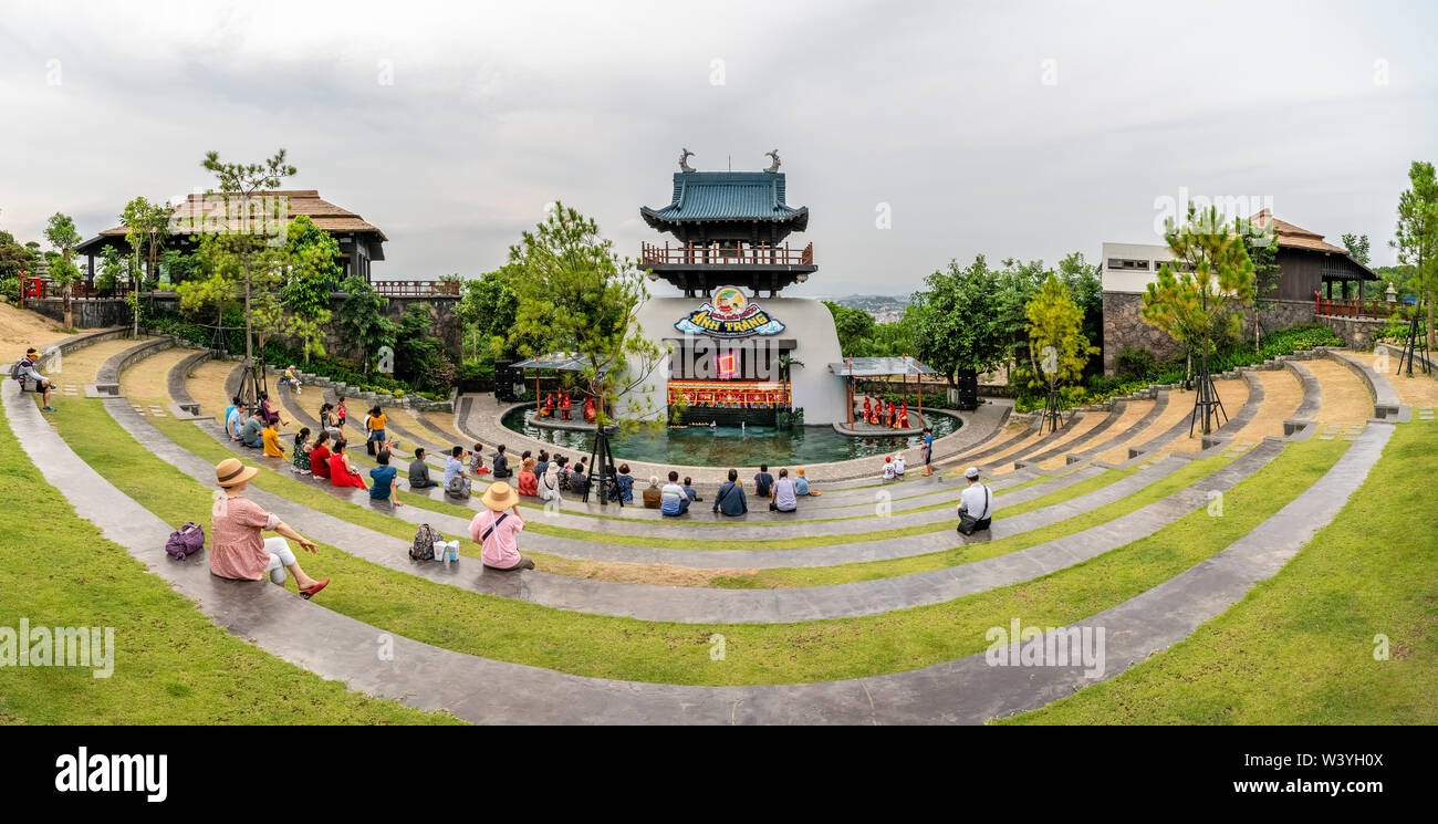 Anh Trang Wasser Puppentheater in der Sonne Welt Halong Park. Halong Stadt. In der Nähe der Halong Bay, UNESCO-Weltkulturerbe. Beliebte Wahrzeichen von Vietnam Stockfoto